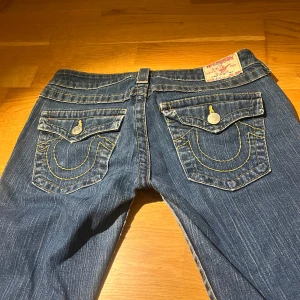True religion jeans  - Superfina true religion jeans som är köpta här på plick men tyvärr var för korta på mig❤️Nyskick! Lådmidjade och straight/ bootcut, storlek 28  Midjemått ca 38 cm Innerbenslängd ca 69 cm  Skriv för frågor eller fler bilder🫶