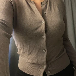 Kofta  - Säljer denna fina bruna koftan🫶🏼 knappt använd koftan är i bra skick 