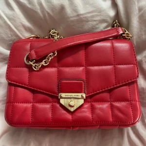 Michael kors väska - Michael kors väska i en super fin röd färg som gör outfiten snyggare! Kvitto och dustbag följer med. Pris kan absolut diskuteras vid snabb affär!