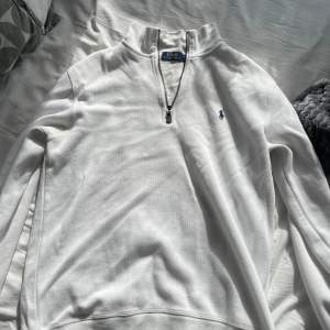 Tja! Säljer nu min ralph lauren quarter zip! Den är i storlek M. nypris 1700:- mitt pris 499:-