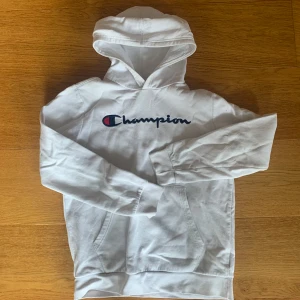 Champion Hoodie - Använt skick. Något noppig men inga fläckar 