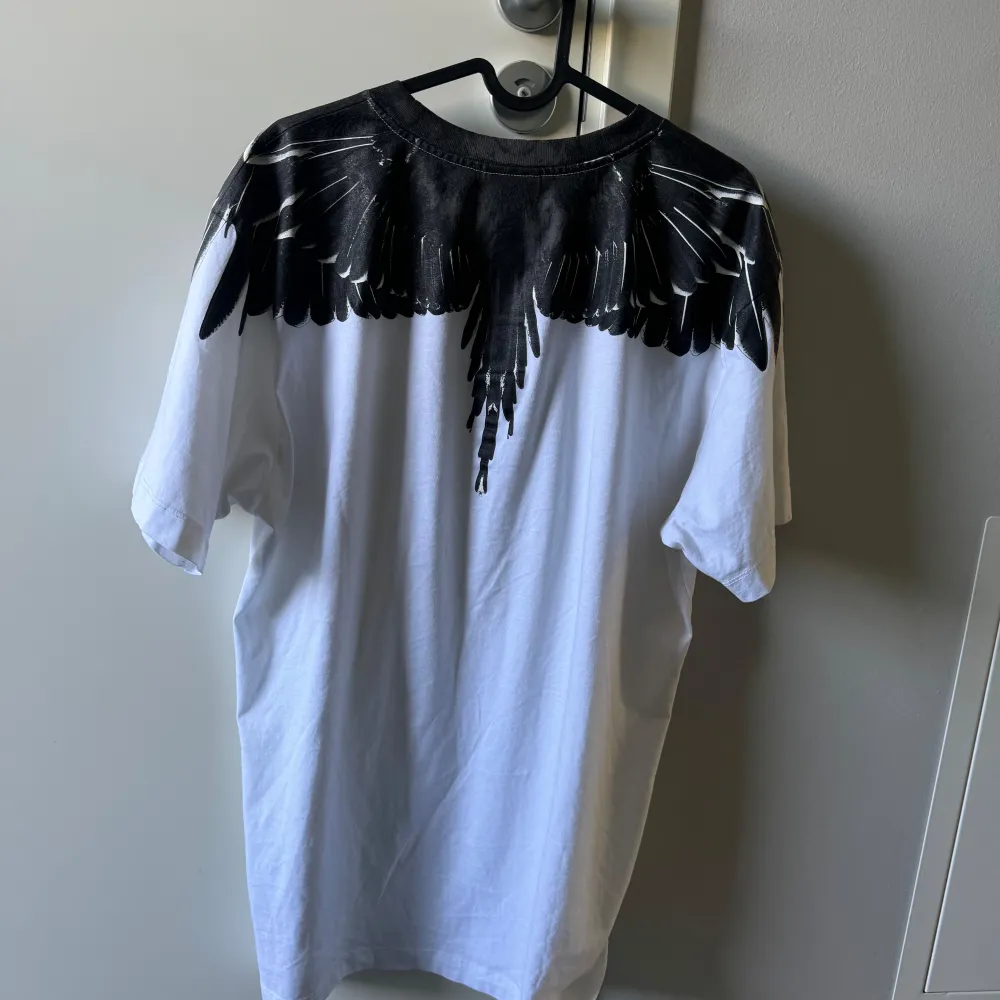 Säljer Marcelo Burlon T-shirt , Aldrig använd för den va för stor och glömde lämna tillbaka den.  10/10 skick!  Storlek L Finns tags. T-shirts.