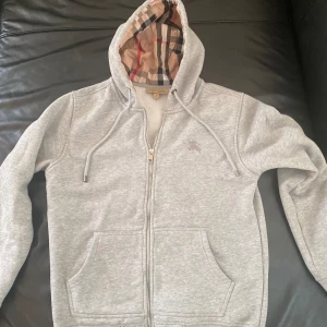 Burberry hoodie - Använt få gånger, passar it mig känns mer som storlek S pga median.