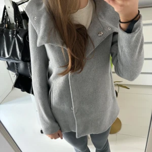 Kappa! - Så fin grå kappa från Vero moda! Kommer inte till användning längre men passar super bra nu till hösten!