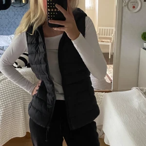 Väst - Jätte snygg väst från only. Bara använd någon gång! Finns inga defekter på den❤️