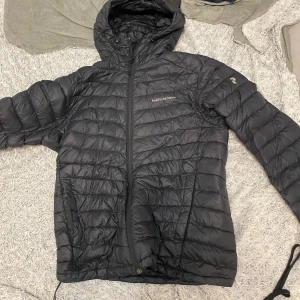 Peak performance jacka  - Jacka som jag inte använder längre. Använd men bra skick. Liten skada på ärmen 