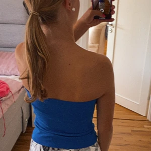 Topp stl.xs - Marinblå neon topp i xs från hm. Säljs pga garderobrensning. Kika gärna på mina andra annonser, säljer mycket. Samfraktar gärna:) 