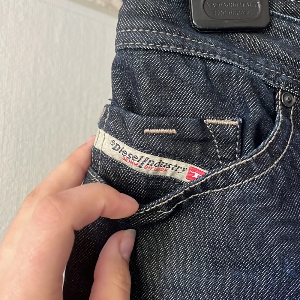 Diesel jeans i jättefin marinblå färg inga skavanker lågmidjade utsvängda sitter som s/m nypris 1999 säljer för 500kr pris kan diskuteras vid snabb affär . Jeans & Byxor.