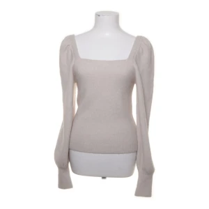 Stickad tröja - Stickad tröja hm snygg fyrkantig urringning inte använd många gånger bfa skick, stor i storleken 