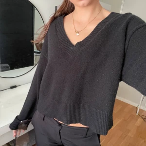 Svart stickad v-ringad tröja - Svart stickad v-ringad tröja från Bikbok. Storlek S men skulle även passa både XS och M. 💞💞