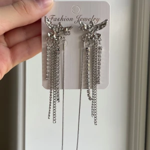 Örhängen - Säljer dessa suuuperfina örhängen som jag tyvärr inte använt då jag har så många örhängen. De väger 7 gram och är ungefär 11 cm långa. Självaste pinnen som är i örat är i äkta silver, på bild 2 kan man se stämpeln men det var svårt att få med på bild