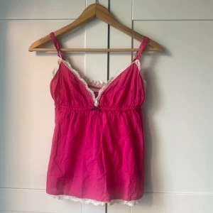 Odd Molly linne - Säljer ett superfint rosa, oddmolly linne med spets! Säljer pågrund av att den inte kommer till användning, den är i bra skick 💓 