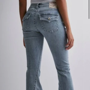 True religion jeans - Joey low Rise flare jeans köpta för inte alls länge sedan, använda Max 4 gånger och nypriset är 1299! Storlek 26W, passar mig som vanligtvis bär S/36 eller också 27W/34L. Jag är 168 cm lång och dem passar perfekt men kommer inte till använding. 🩷🩷