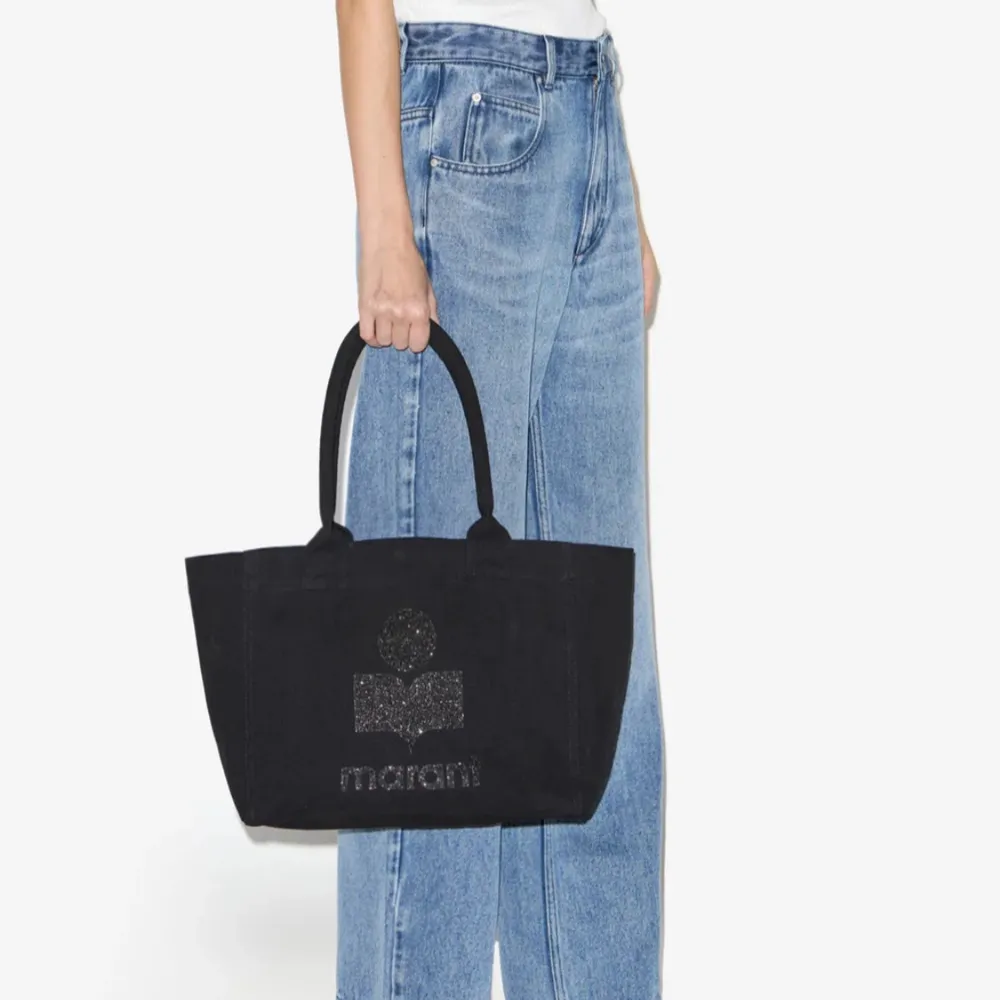 Jag säljer min Isabel Marant svart yenky zipped tote bag! Det är i den mindre storleken och har dragkedja🥰 jag köpte den i slutet av Juli från Isabel marants egna hemsida. Nypris 2400kr exklusive frakt från Paris.  Kom privat för bilder och mer info!. Väskor.