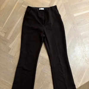 Svarta kostymbyxor - Bruna kostymbyxor från hm i fint skick