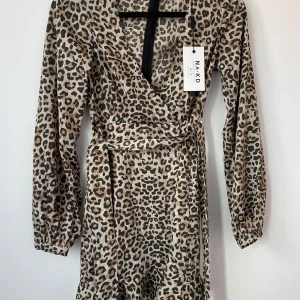 NA-KD klänning  - Ny oanvänd klänning från NA-KD 🫶🏻 (Skriv för fler bilder)