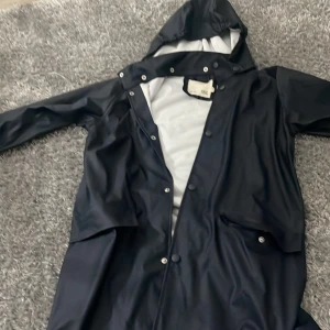 Mörk blå strl 150/160 inför hösten och när det regnar  - Lager 157 regn jacka storlek 150/160 blå och säljs för 150 köptes för 200 mörk blå!  