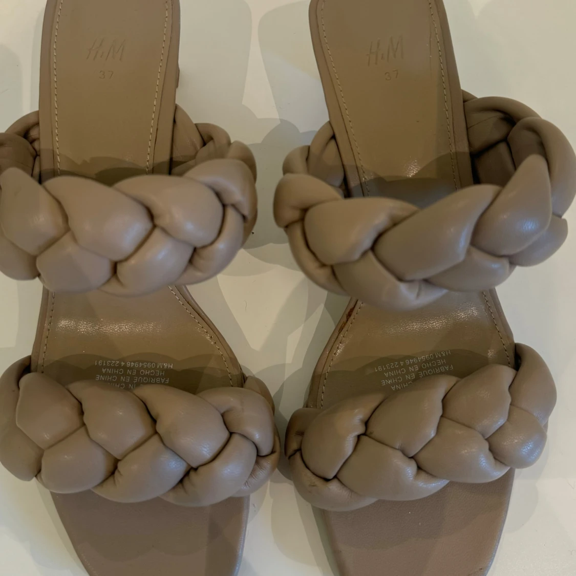 H&M - beige flätade sandaletter/klackskor - 91