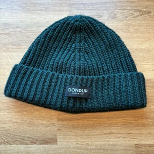 Dondup mössa - Säljer nu denna Dondup mössa för den inte kommit till användning. Nypris 850kr, perfekt till hösten och vintern😎