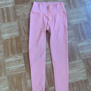 Träningstights  - Rosa tränings tights från Aimn. Sällan använda och i bra skick.