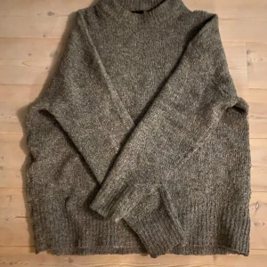 Stickad tröja - Jättefin grå stickad tröja från Lager 157 i storlek M 💗✨
