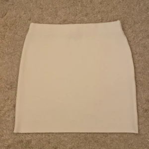 Minikjol - Säljer denna korta kjolen från Zara❤️‍🔥 Den är stickad och 38cm lång. Oanvänd! 