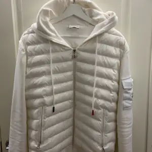 Moncler cardigan, bra skick knappast använd Max 10 gånger. Perfekt höst jacka, storlek L men fungerar som M.  Priset går att diskuteras 