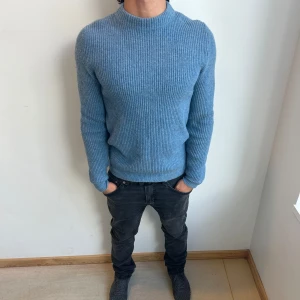 Massimo Dutti stickad tröja - En blå stickad Massimo Dutti tröja i storlek L men som passar mer som en M, det är en Wool cashmere model så den är lite tjockare än vanliga Cashmere tröjor, perfekt för höst/vinter Skick (9/10) är inte använd så mycket Skriv om du har några frågor🙌🏻