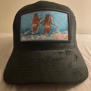 Vongreven  - Säljer nu min vongreven keps då jag inte använder den. Den är typ aldrig använd. Skick 10/10, nypris 349 kr 