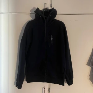 Sail racing hoodie - säljer en svart sail racing hoodie i bra skick med två inner fickor och en dragkedjaficka vid bröstet . Köpte den för runt 1500 på johnells säljer den för 500. Pris går att diskuteras, skriv för fler bilder!