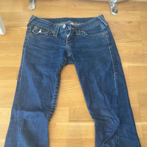 True religion - Säljer dessa super snygga true religion jeans då de är lite för korta för mig💕Dom är i jätte bra skick och endast använt ett fåtal gånger💕Bootcut och lågmidjade och passar ngn som är 170 max💕Midjemått är ca 70, kom privat för bilder eller fler mått!