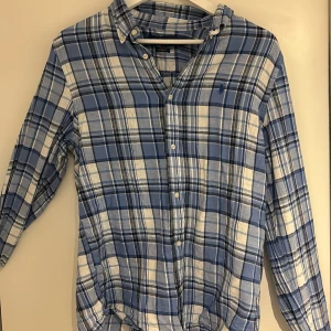 Flanell Ralph lauren skjorta ljus blå - En riktig fet och unik flanell skjorta!! Ljus blå. Fick den i present innan sommaren och nu är den för liten. 