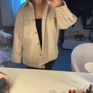 Beige kappa - Beige oversize kapp i stl M, endast använd ett fåtal gånger.