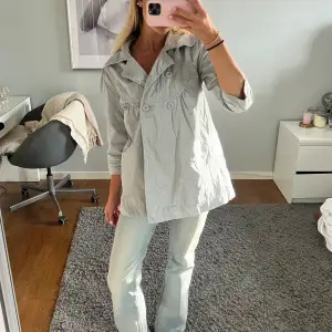 Så fin grå, trekvartsärmad jacka/kappa i trenchcoat material. Den är i en längre modell. Toppen skick!💗 köp gärna via ”köp nu”🌸