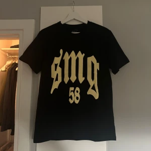 Tuttolente SMG t-shirt - Helt ny puffprint tshirt från tuttolente  storlek s men sitter oversized