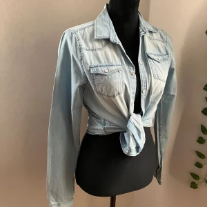 Helt ny tunnare jeansskjorta - Jelt ny, aldrig använd. Lappen är bortklippt med jag tror att det är från H&M, strl S, tunnare variant av jeansskjorta. 