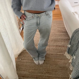 Straight jeans låga - Superfina jeans som jag precis köpte men som är för stora för mig. Jag har vanligtvis storlek S och dessa är storlek M. 