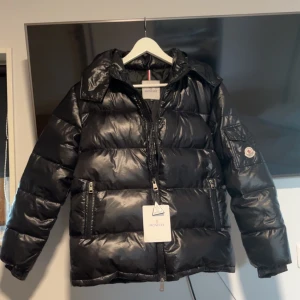 Svart pufferjacka från Moncler - Säljer en super snygg moncler maya jacka perfekt för vintern. Är varm och skön. Knappt använd har kvar taggarna ich super bra skick! Skriv gjärna till mig för frågor. Den sitter som en M jacka 1:1a
