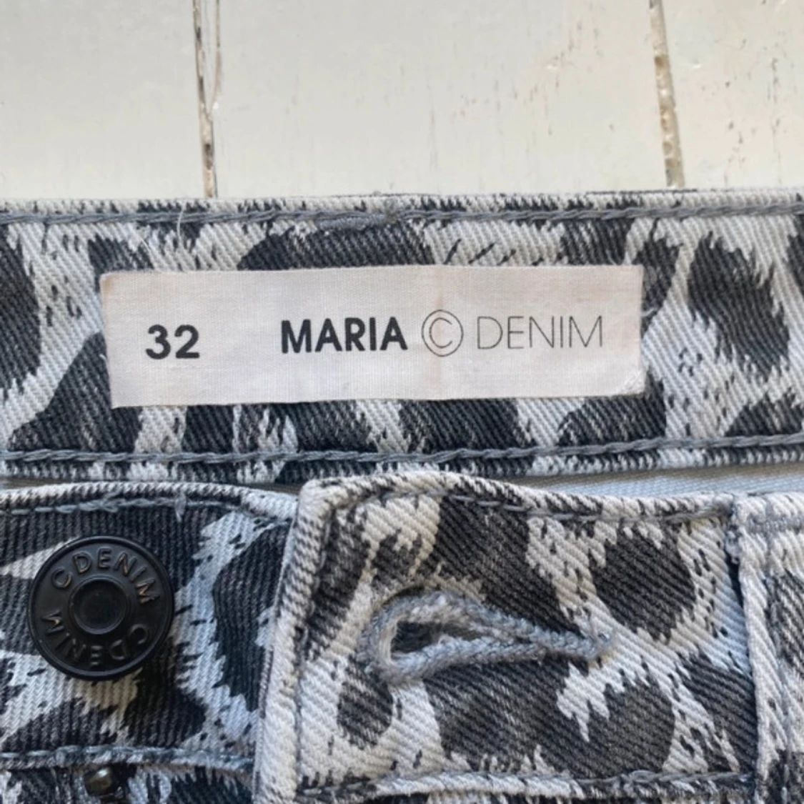 Jeansshorts med leopard mönster - 91