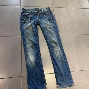 Snygga Replay jeans till damerna Midjemått 40cm  Längd 100cm 