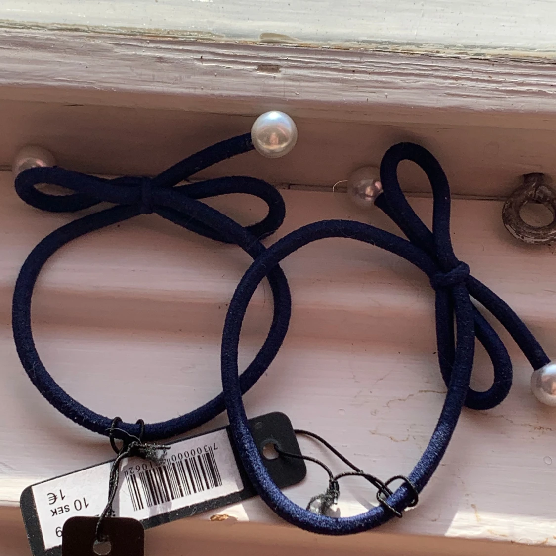 Mörkblå hårband med pärlor