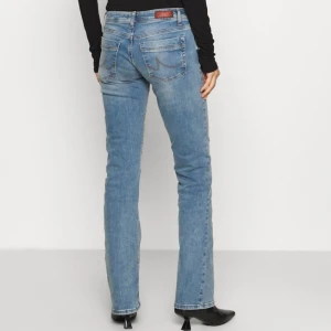 Lågmidjade ltb jeans - Dessa ltb jeans i färgen ”zinnia wash” är i storlek 25/30. Använt en gång