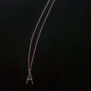 Maria Nilsdotter halsband (A) - Säljer min sambos Maria Nilsdotter halsband då hon ej vill ha kvar det längre. Halsbandet är i jättefint skick, knappt använt. Originalpåse medföljer!Nypris 1900kr.