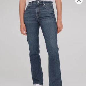 High waist bootcut jeans - Medium waist straight leg jeans, väldigt bra skick använd antal få gånger men kom inte längre till användning väldigt snygg i modell och är i mjuk bomullsblandning och raka ben.
