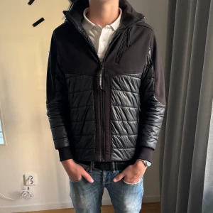 C.p company jacka  - Svin fett cp jacka med dom schysta glajorna på luvan, tyvärr ett hål på armbågen, passar helt okej på mig som är 174, skulle säga 155-165 för perfekt fit🙌🏻