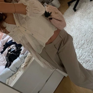 Lågmidjade beige kostymbyxor - Säljer dessa jättefina lågmidjade kostymbyxor i färgen beige! De är från gina tricot. Storlek S. De går att vika vid midjan. Superfint skick eftersom jag knappt använt dem! Köpte för 500kr. Hör av dig vid frågor 💗.