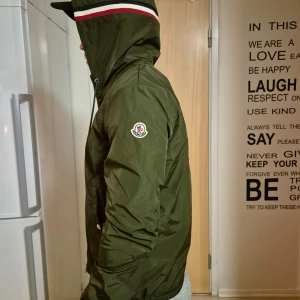 Moncler jacka - Använd 4 gånger så den är som ny storlek 3 i moncler alltså S/M