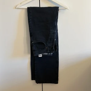 Jeans - Svarta straight leg jeans i strl 26 (S/36). Aldrig använda, i nyskick. Tryck gärna på ”köp nu”.