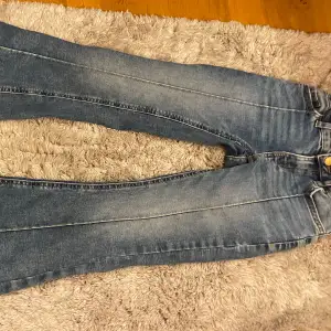  Blå Bootcut Jeans inköpta från Lindex, Använda två gånger. Har fickor på baksidan.