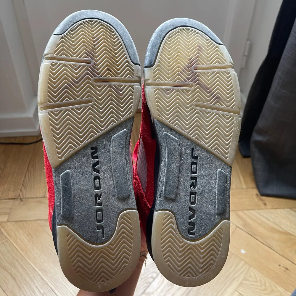 Säljer nu mina älskade jordans då de ej är min stil, köpta på sell & trade i Los Angeles, lite slitna fram men annars i väldigt bra skick, orginalkartongen medföljer☺️. Kengät.